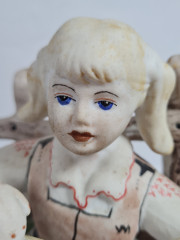 Фигурка винтажная Rumanien "Сидящая девушка с инструментом", фарфор, 17 см, Германия, 1960-70гг.