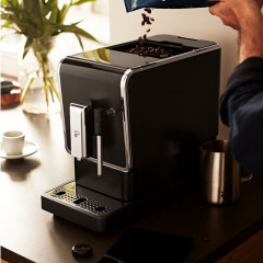 Tchibo Tchibo Kaffeevollautomat Esperto Latte fur Caffe Crema, Espresso, Cappuccino und Milchschaum, Intense+ -Technologie: fur starkeren Kaffee per Taste  Полностью автоматическая кофемашина Tchibo Esperto Latte для приготовления крема, эспрессо, капучин