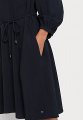 Tommy Hilfiger SHIFT KNEE DRESS Day dress desert sky ПЛАТЬЕ SHIFT KNEE Повседневное платье небо пустыни