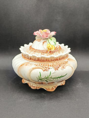 Сахарница/бонбоньерка с крышкой винтажная Capodimonte Nove, с объемным цветочным декором, фарфор, 17 х 14 см, Италия, 1960-70гг.