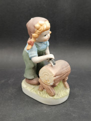 Статуэтка винтажная Im Stil Goebel "Девочка с пилой", фарфор, 13 х 9см, Германия, 1960-70гг.