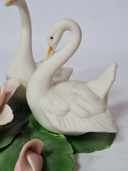 Фигурка винтажная Capodimonte "Два лебедя с цветком", бисквитный фарфор, 17 х 16 см, Италия, 1960-70гг.