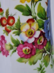 Ваза винтажная Waldershof Bavaria, белый фарфор с обильным ярким цветочным декором и позолотой 22К, 26 x 9 см, Германия, 1960-70гг.