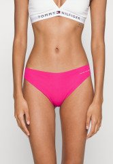 Tommy Hilfiger THONG 3 PACK Thong hot magenta/breezy blue/desert sky НАБОР 3 КОМПЛЕКТА ТРЕНАЖЕЙ Стринги горячий пурпурный / свежий синий / небо пустыни