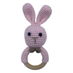 Angels Baby Gehakelte Babyrassel aus Baumwolle mit Beissring aus Holz in niedlichem Tiermotiv Вязаная крючком детская погремушка из хлопка с деревянным колечком для прорезывания зубов в милом зверином мотиве.