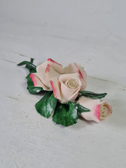 Фигурка винтажная ветка бело-розовых роз с зелеными лепестками Capodimonte, фарфор, 11 x 7 x 4 см, Италия, 1960-1970гг.