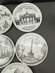 Набор тарелок декоративных винтажных HLR Berlin с изображениями достопримечательностей Берлина, в ч/б, фарфор, 8 шт., 10 см, Германия, 1970-80гг.