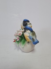 Статуэтка винтажная миниатюрная Capodimonte "Две птички на цветах", фарфор, 9 см, Италия, 1960-70гг.
