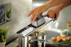 GEFU GEFU Spatzlehobel Edelstahl TRADIZIONE silber Лопатка-ломтерезка GEFU из нержавеющей стали TRADIZIONE