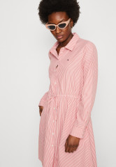 Tommy Hilfiger ITHAKA KNEE SHIRT DRESS Shirt dress red ПЛАТЬЕ-РУБАШКА ITHACA KNEE SHIRT DRESS Платье-рубашка красный