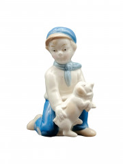Статуэтка винтажная "Мальчик с собакой" в бело-голубых тонах, фарфор, 11 х 6.5 см, ГДР, 1980-90гг.