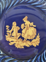 Тарелка винтажная Limoges France, голубой фарфор с золотым изображением влюбленной пары, 11 x 1,5 см, Франция, 1960-70гг.