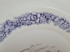 Тарелка винтажная сервировочная Arcopal с изображением города и цветочным орнаментом, фарфор, 25 x 2 см, Франция, 1960-70гг.