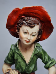 Статуэтка винтажная Giuseppe Armane "Мальчик с корзиной цветов", фарфор, 25,5 x 14 см, Италия, 1960-70гг.