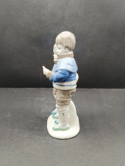 Статуэтка винтажная "Два мальчика в свитерах" в бело-голубых тонах, фарфор, 16 х 9 см, ГДР, 1980-90гг.