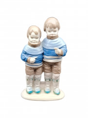 Статуэтка винтажная "Два мальчика в свитерах" в бело-голубых тонах, фарфор, 16 х 9 см, ГДР, 1980-90гг.