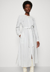 Tommy Hilfiger MIDI SHIRT DRESS Shirt dress ecru/blue ПЛАТЬЕ-РУБАШКА МИДИ Платье-рубашка экрю/синий