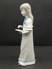 Статуэтка винтажная "Девочка с книгой" в бело-голубых тонах, фарфор, 22 х 7.5 см, ГДР, 1980-90гг.