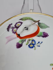 Тарелка винтажная Meissen, белый фарфор с разноцветными фруктовыми мотивами, цветочным декором и позолотой, 14,5 x 3,5 см, Германия, 1930-40гг.