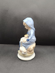 Статуэтка винтажная Goebel "Девочка с гусем", фарфор, 18 х 9 см, Германия, 1960-70гг.