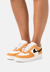 Nike Sportswear AIR FORCE 1 Sneaker low sail/rush maroon/sunset/pink glaze/university gold AIR FORCE 1 Низкие кроссовки женские парус/порыв темно-бордовый/закат/розовая глазурь/университетское золото