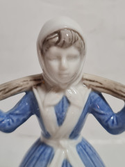 Статуэтка винтажная Lladro "Женщина с коромыслом", фарфор, 13 x 9 см, Испания, 1960-70гг.